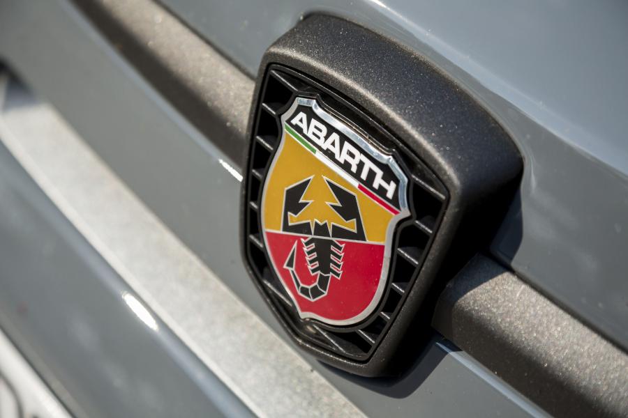 Логотип Abarth 595C Competizione 2012 года  (фото 36 из 41)